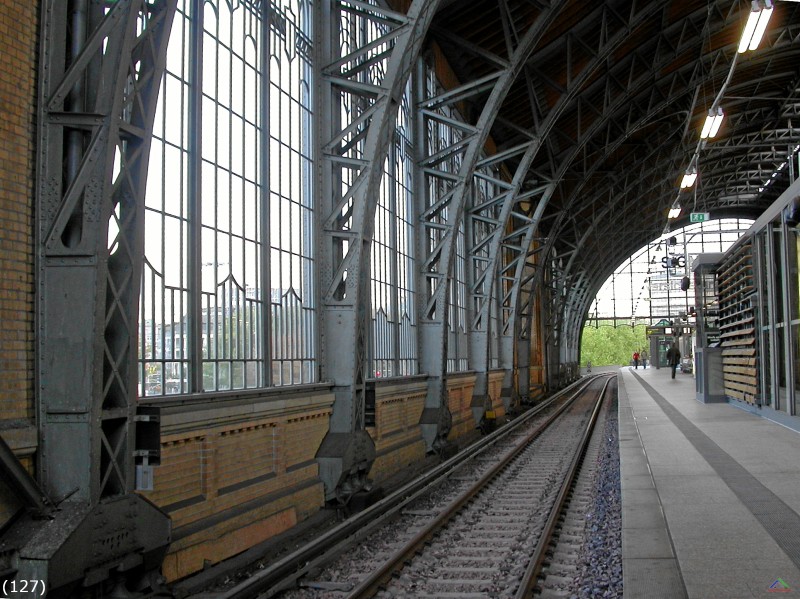 Bahn 127.jpg - Ein S-Bahngleis im Hamburger Bahnhof Dammtor.